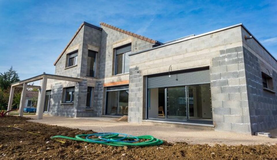 Construction d'une maison toit plat en bloc béton